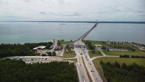 Toma-Aérea-De-La-Entrada-De-La-Autopista-Del-Puente-Mackinac