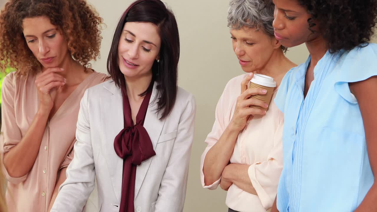 노트북에서 일하는 웃는 여성