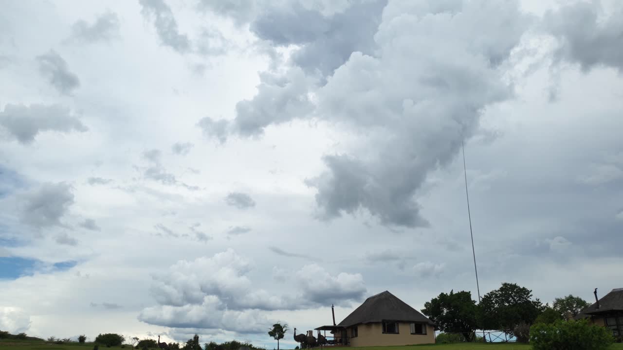 camelroc 여행 게스트 농장, 놀라운 구름, 가장 놀라운 산과 녹색 풍경 풍경에서 남아프리카 레소토 국경에 있는 moluti 사암 절벽