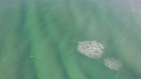 Surfista-Montando-Tabla-De-Surf-En-El-Mar-En-La-Playa-De-Burleigh-En-Gold-Coast,-Queensland