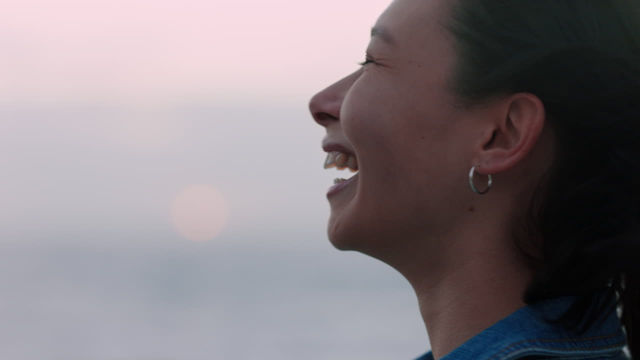 아름다운 아시아 여성의 초상화 미소 무관심한 라이프 스타일을 즐기고 휴가에서 자유를 탐험하고 바람이 불어오는 머리카락으로 행복해 보입니다.