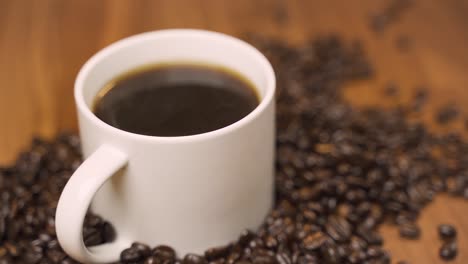 toma de pan de taza de café rodeada de granos de café