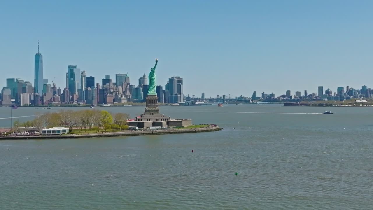 여름  ⁇ 은 날에 거대한 뉴욕 스카이라인 앞에 있는 자유의상 기념비의 드론  ⁇