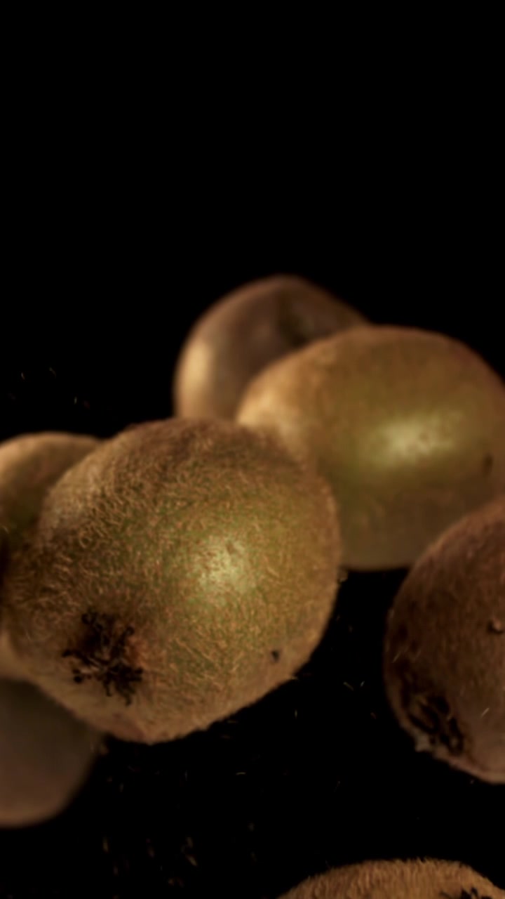 Kiwi che salgono su sfondo nero al rallentatore