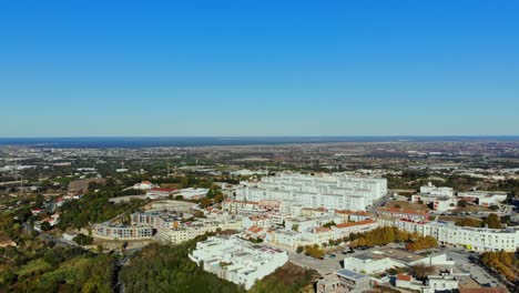 Drone-shot-rising-for-a-view-in-Palmela,-Portugal