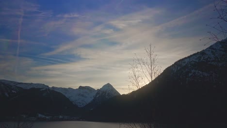 Langsam-Ziehende-Wolken-über-Den-Gipfeln-Der-Alpen-In-Der-Untergehenden-Sonne