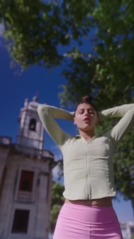 mujer estirándose en un parque