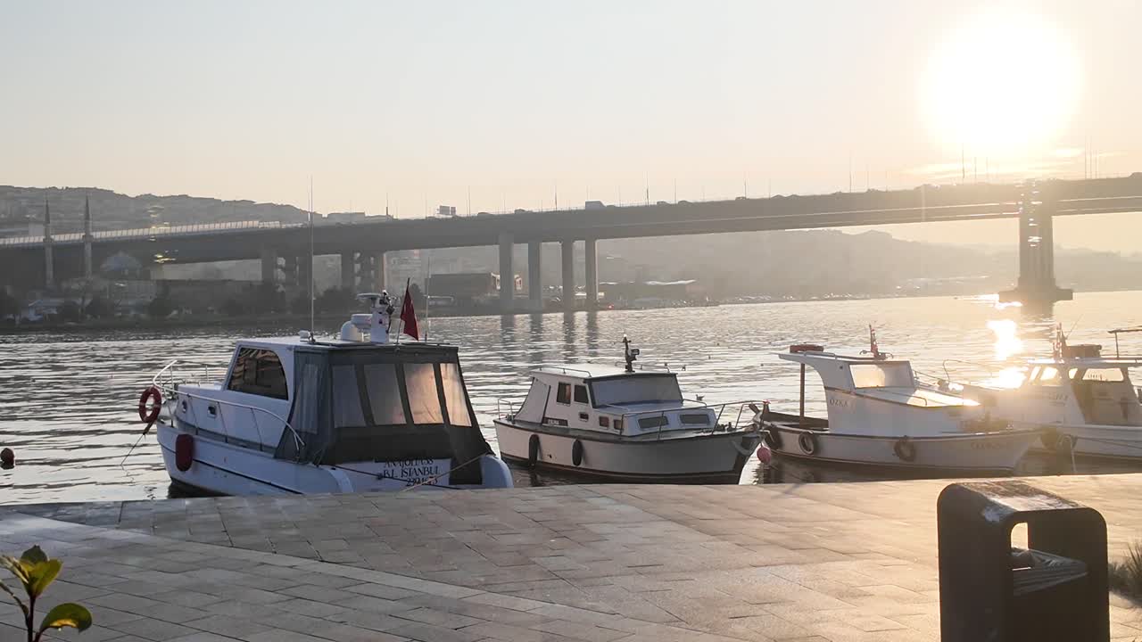 amanecer sobre la ciudad con barcos en la orilla