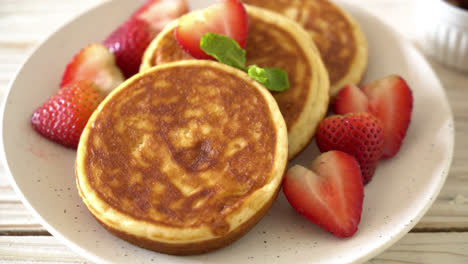 panqueque soufflé con fresas frescas