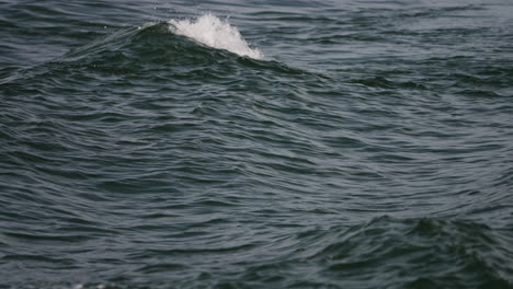 Ondas-Suaves-En-Cámara-Lenta-Que-Fluyen-En-El-Océano-Atlántico