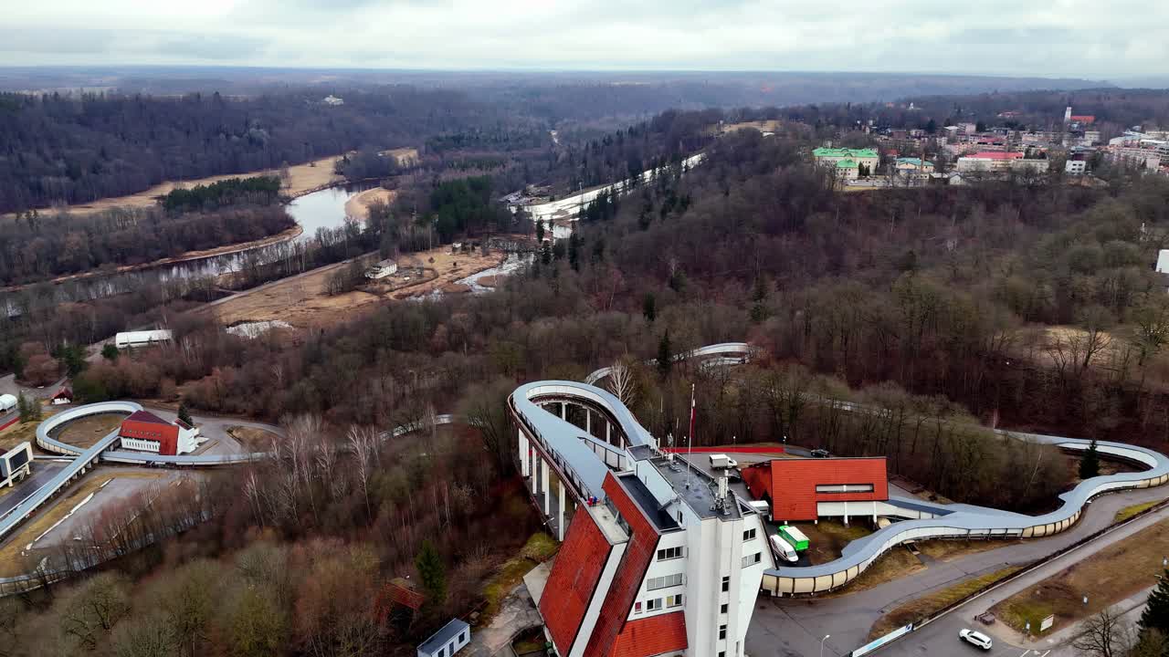 Widok z lotu ptaka na tor bobslejowo-saneczkowy w Siguldzie na Łotwie, przeznaczony do międzynarodowych zawodów