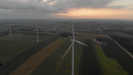 Vista-Aérea-De-Las-Turbinas-Eólicas-Que-Generan-Energía-Durante-El-Hermoso-Amanecer-Matutino-Después-De-Una-Tormenta-Matutina