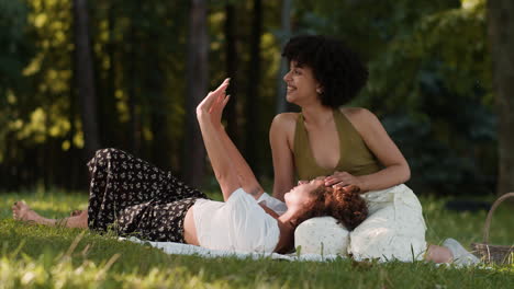 Couple-enjoying-time-together-in-the-park