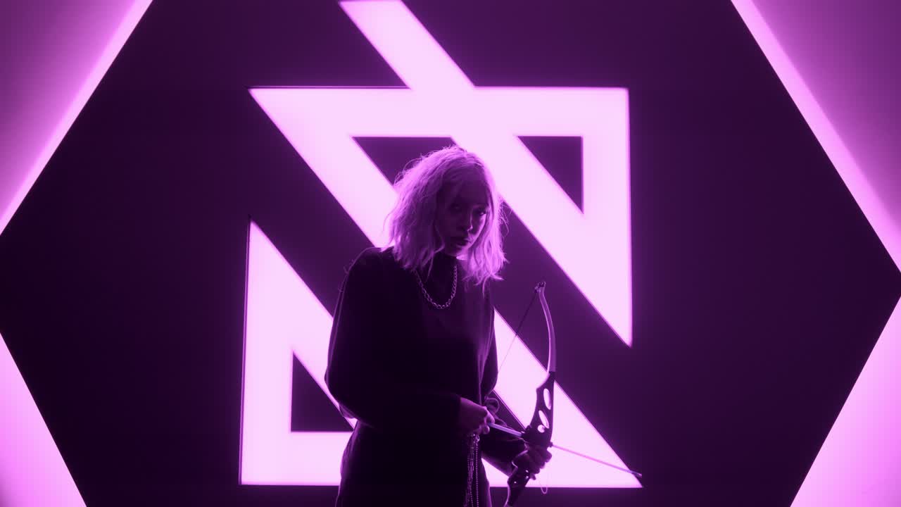 Donna africana posa con l'arco con luci neon rosa magenta