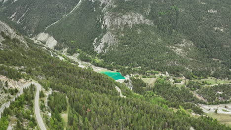 Rebaño-De-Ovejas-En-Un-Pasto-Vista-Aérea-De-Los-Alpes-Franceses-Mañana-Soleada-Con-Nubes