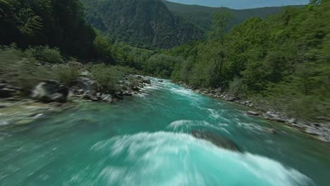 drones vuelan sobre los rápidos y las rocas del río alpino soca en eslovenia