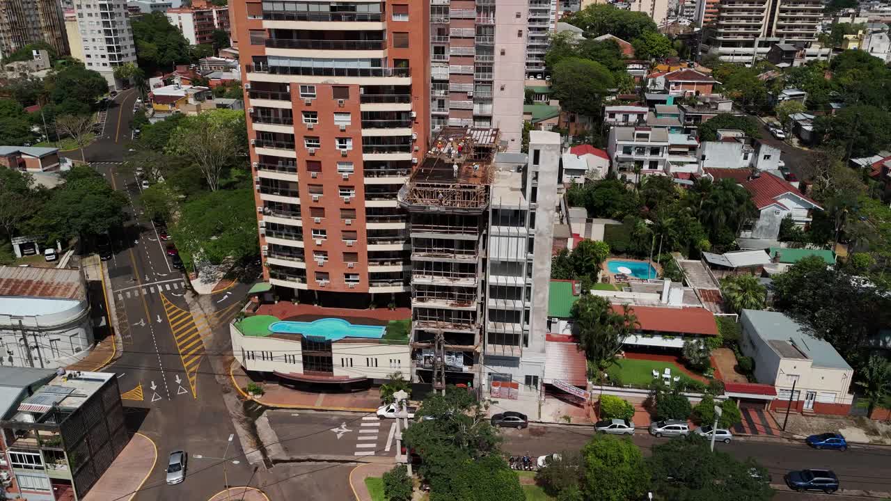 vista aérea capturando las primeras etapas de un pequeño edificio en construcción