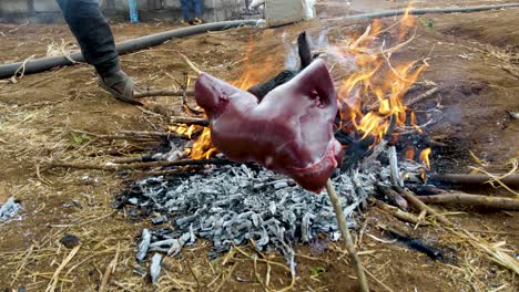 Gente-De-La-Comunidad-Masai-Sacrificando-Cabras,-Indígenas-Sacrificando-Cabras