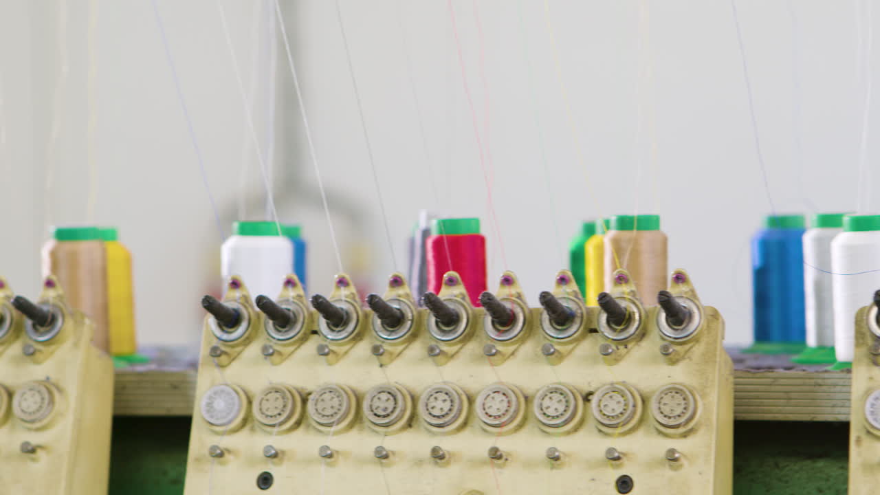 의류 공장 에서 바느질 기계 의 돌리