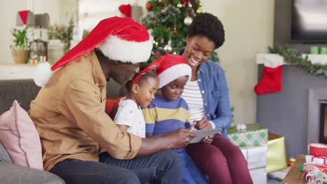 Glückliche-Afroamerikanische-Familie-Mit-Tablet-Videoanruf