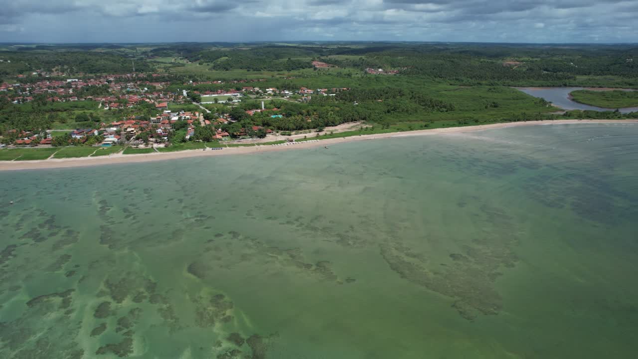 volando sobre la playa de são miguel dos milagres en el estado de alagoas, brasil.