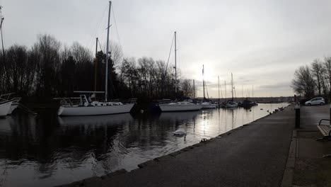 Estrecho-Canal-De-Agua-Barcos-Amarrados-Timelapse-En-Vía-Fluvial-Del-Canal-Británico