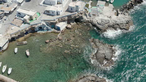 Pequeño-Y-Pintoresco-Pueblo-Pesquero-Griego-Con-Típicas-Casas-Blancas-Y-Barcos-En-La-Bahía