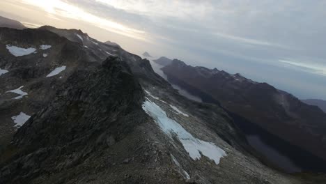 Volando-Entre-Los-Picos-De-Las-Montañas-Del-Norte-De-Noruega-Durante-El-Sol-De-Medianoche.