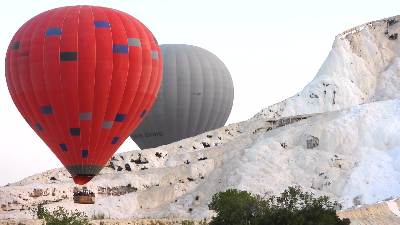 Khinh khí cầu bay trên các bậc thang đá vôi Pamukkale