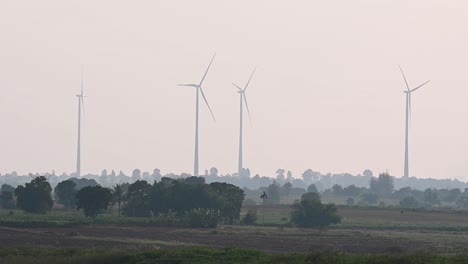 Aerogeneradores-Que-Producen-Energía-Sostenible-En-Las-Zonas-Rurales-De-Tailandia-Para-Suministrar-Energía-A-Fábricas-Y-Plantas-Industriales