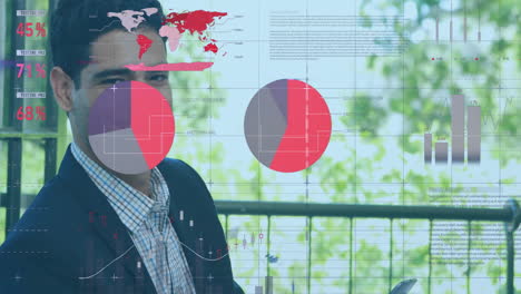 animación de diagramas y procesamiento de datos sobre empresario biracial que utiliza un teléfono inteligente