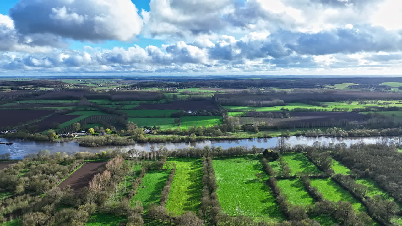 De allure van Beaumont-en-Véron wordt geaccentueerd door panoramische vergezichten op de meanderende
