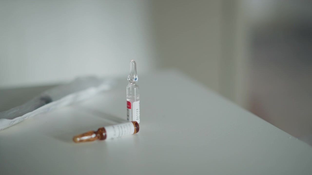 Preparazione accurata dei farmaci in un ambiente calmo e sereno, con manipolazione delicata delle fiale in uno spazio tranquillo