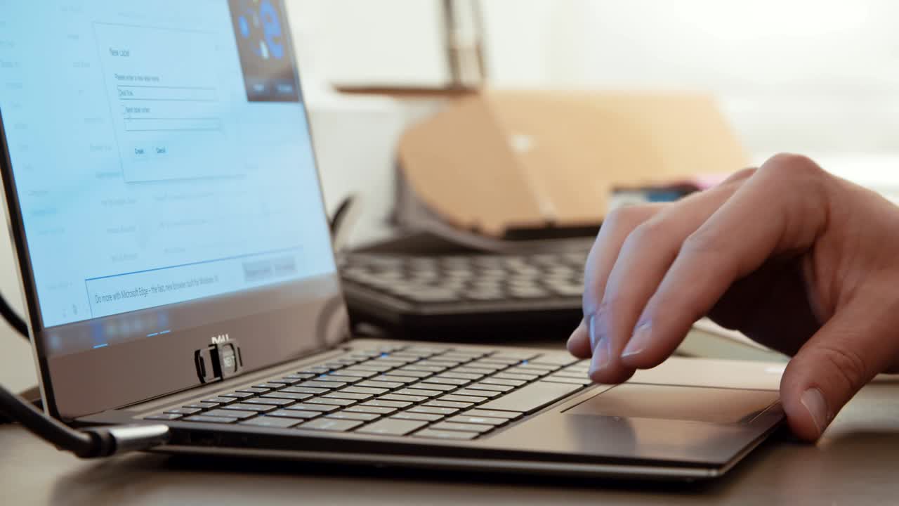 manos del hombre escribiendo en un teclado de computadora portátil
