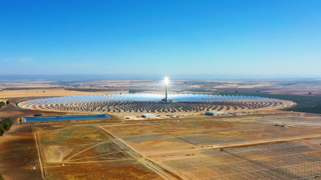 современная и большая круговая электростанция солнечных панелей в испании. есть отражение солнца в панелях, которые производят возобновляемую энергию, солнечную энергию - воздушный вид с дроном - концепция окружающей среды