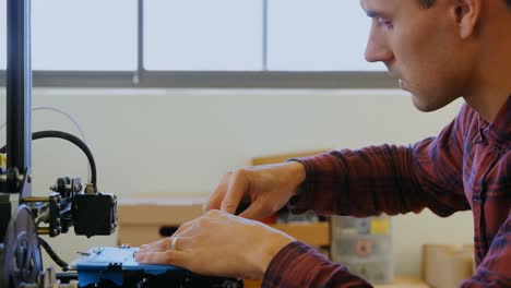 mecánico sacando el anillo de la cadena de la máquina en el taller 4k