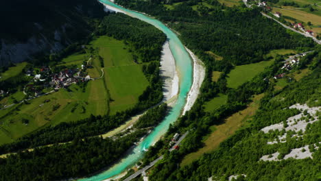 Vista-Aérea-Del-Río-Soca-Entre-Volce-Y-La-Ciudad-De-Tolmin-En-Eslovenia