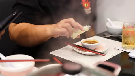 preparando la salsa a mano en una mesa de comedor