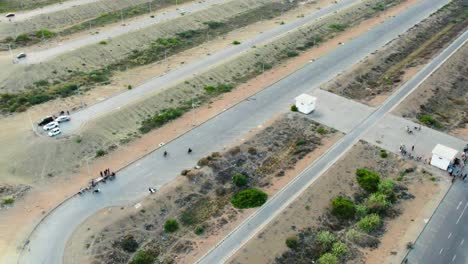 Vista-Aérea-De-Una-Carretera-Desértica-Escasa-Con-Vegetación-Dispersa