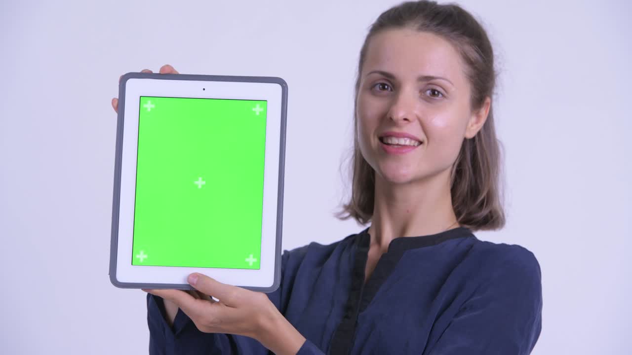 feliz joven hermosa mujer de negocios con tableta digital