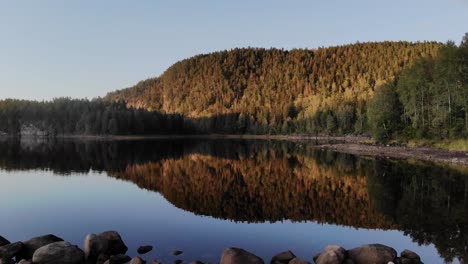 Ruhiger-Bergsee-In-Telemark,-Norwegen