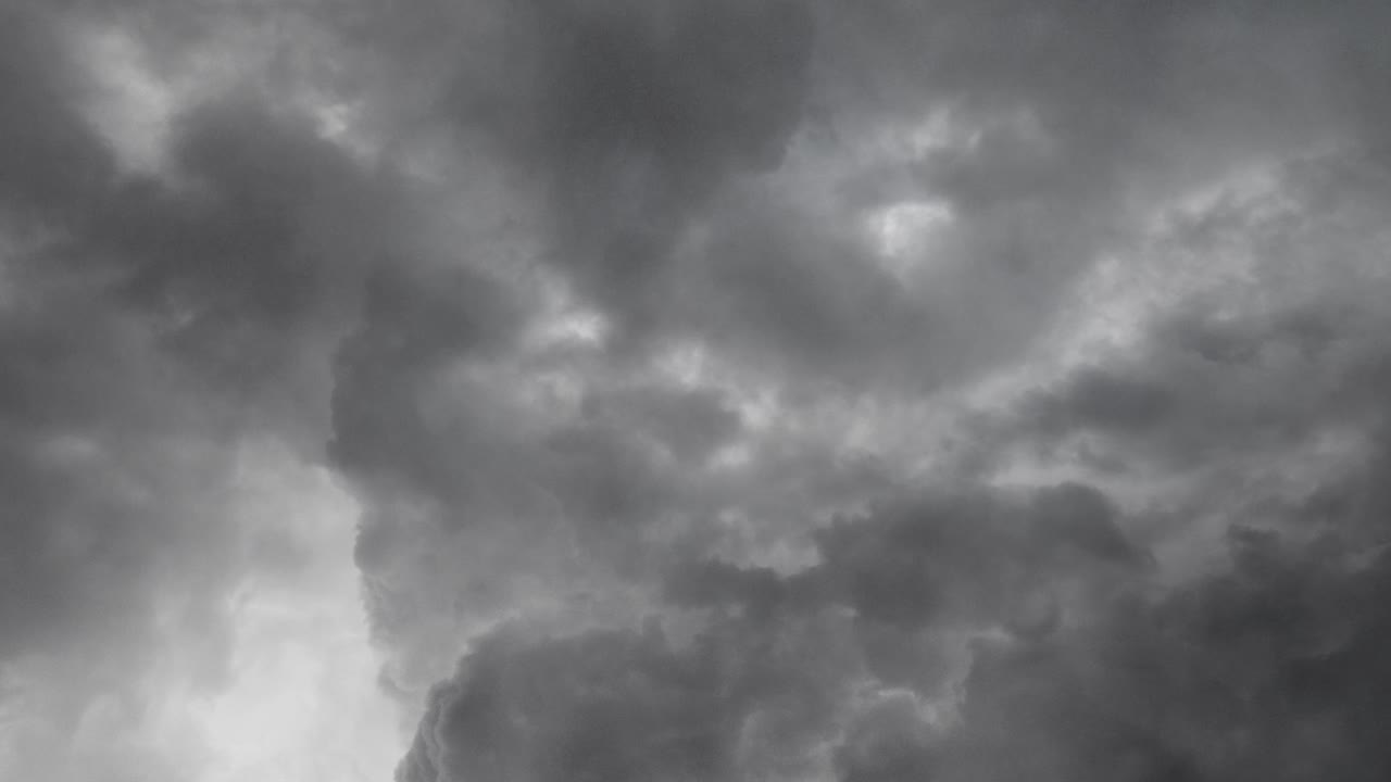 천둥번개를 뚫고 하늘로