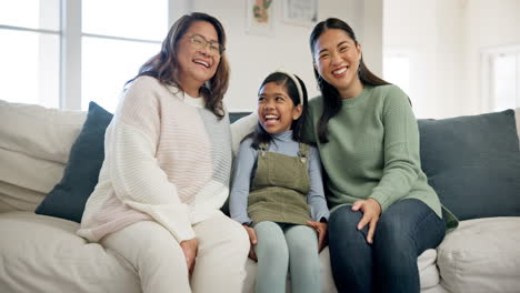 Familia-Asiática,-Felicidad-Y-Gente-En-El-Sofá