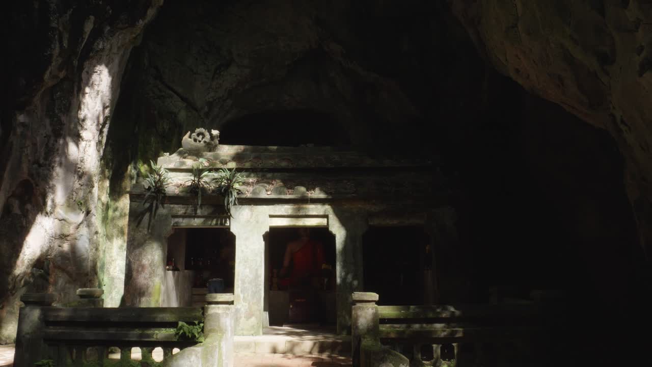 un pequeño templo excavado en la roca en la montaña de mármol, da nang, vietnam