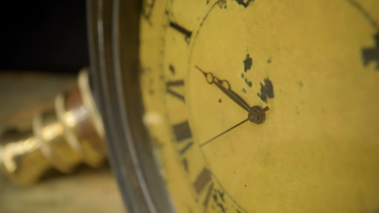 una mirada más cercana de la manilla móvil del reloj de bolsillo