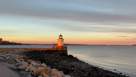 El-Faro-Del-Rompeolas-De-Portland-En-Maine-Al-Atardecer---Luz-Panorámica