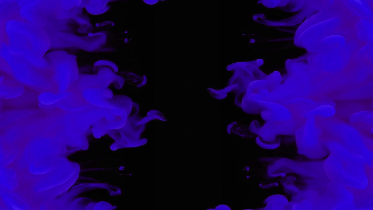 Inchiostro viola che si diffonde nell'acqua su sfondo nero