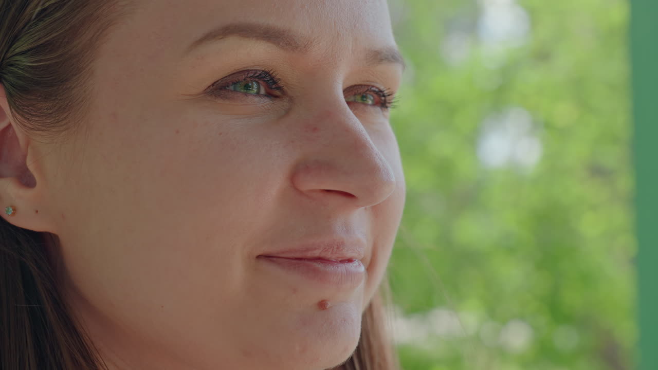 emprendedor alegre al aire libre, fundador de empresa entusiasta disfrutando de un entorno natural y soleado al aire libre, emprendedor jovial que opera un negocio en un parque mientras disfruta de un entorno alegre al aire libre