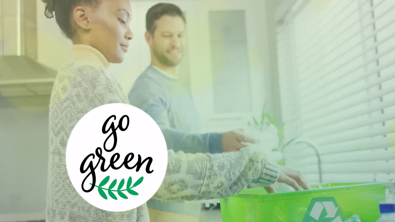 animación de texto verde y puntos de luz sobre varias botellas de plástico de clasificación de parejas