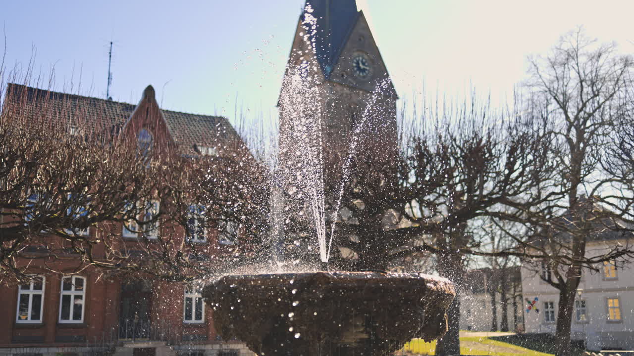 Brunnen im Stadtzentrum. Ein alter, moosbewachsener Brunnen.